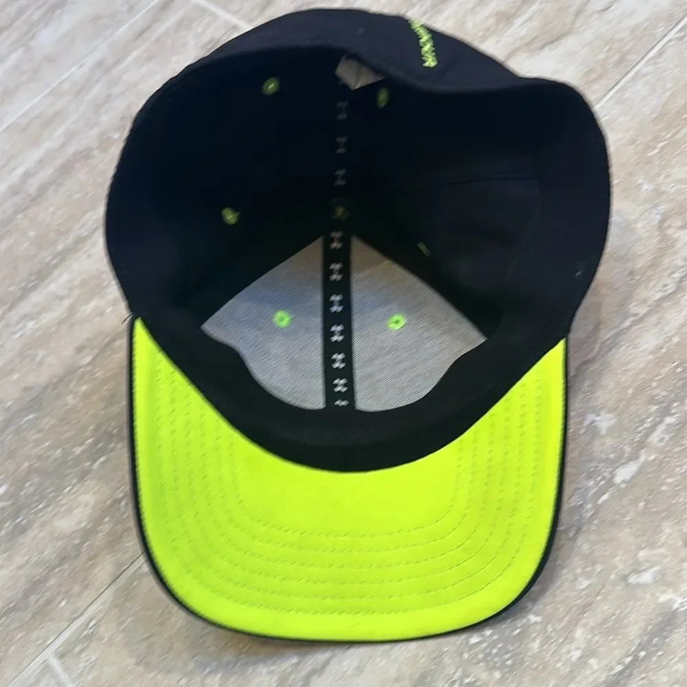 Under Armor black baseball cap – size small